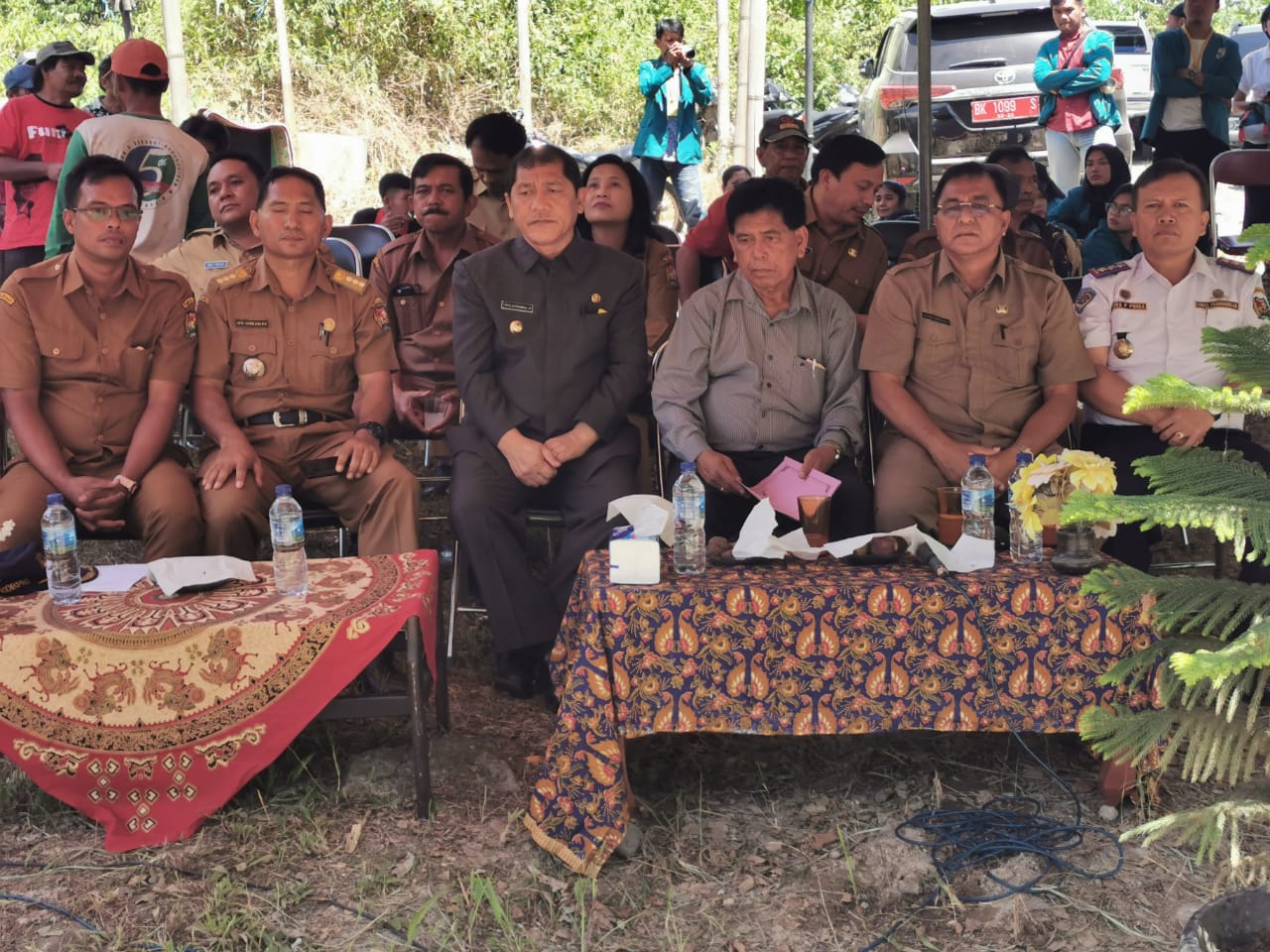 Bupati Karo Terkelin Brahmana didampingi Asisten 1 Suang Karo-karo Camat Payung dan Kepala Desa Batukarang