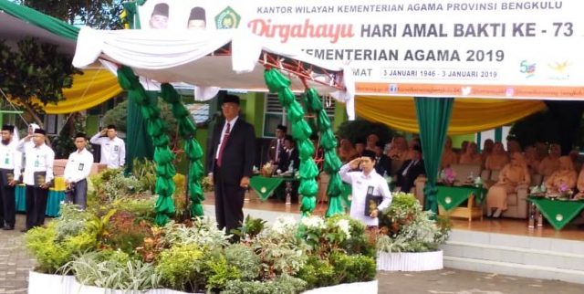 Kakanwil Kemenag Provinsi Bengkulu H.Bustasar Menjadi Inspektur Upacara