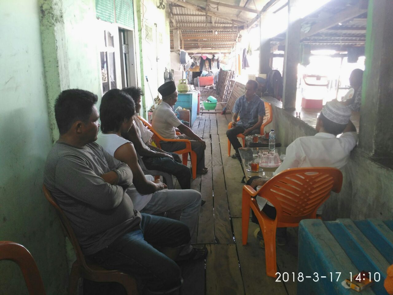 Tampak Waka II Sedang berbincang denganTokoh Masyarakat