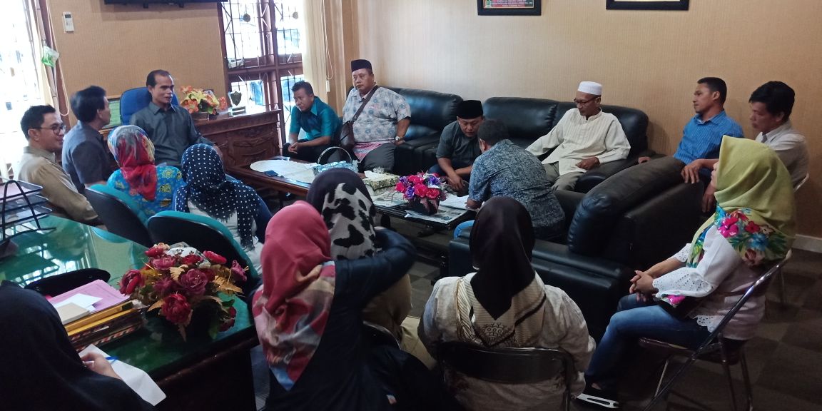 Waka II DPRD Kota Bengkulu Teuku Zulkarnaian saat menerima wali Murid