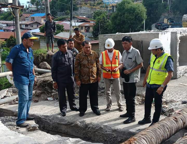 Tampak Bupati Karo sedang meninjau Pra Penutupan Jalan