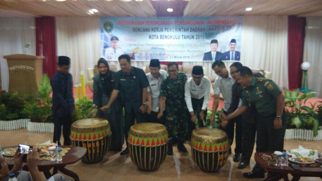 Pemukulan Dol Oleh Pejabat yang Hadir