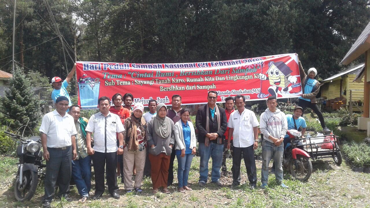Aksi Relawan Pungut Sampah