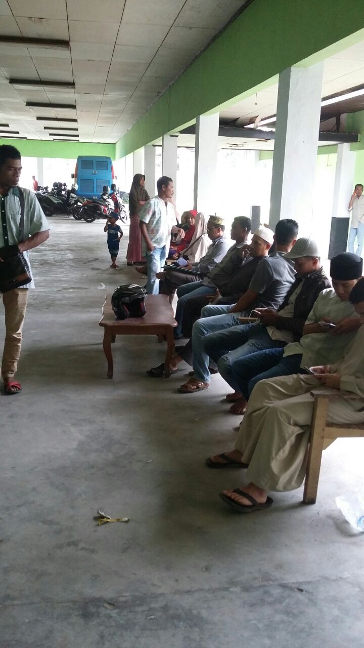 masyarakat yang sedang melakukan pembuatan KTP