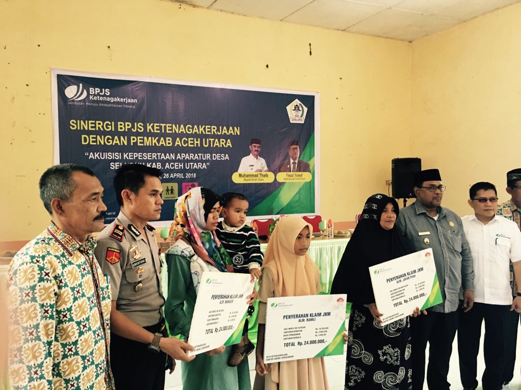 Wakil Bupati Aceh Utara Bersama 3 Ahli waris Penerima Santunan BPJS Ketenagakerjaan foto Bersama
