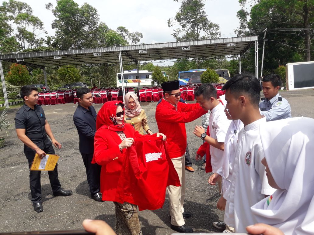 Heri amalindo pakaikan seragam KKN UKB PALI
