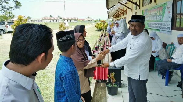 Ketua K3M M.Ts Aceh Utara Dahlan S.Ag, Menyerahkan Piala Kepada Juara Umum Lomba Porseni M.Ts Se- Kabupaten Aceh Utara