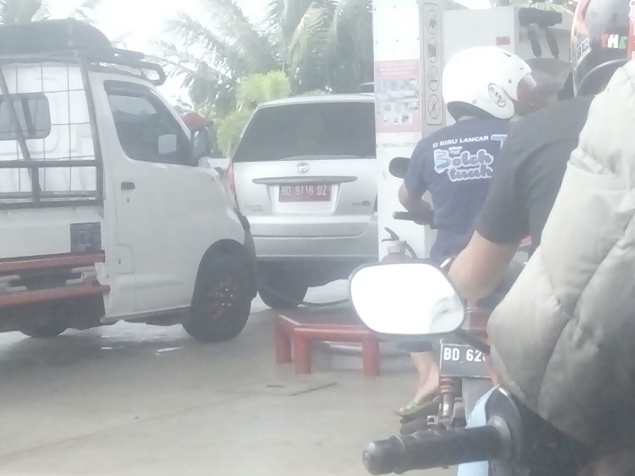 Tampak Mobil Dinas BD 9116 DZ Melakukan Pengisian Bahan Bakar Premium