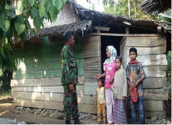 Tampak Foto Personil TNI Bersama Pemilik Rumah Yang Tidak Layak Huni