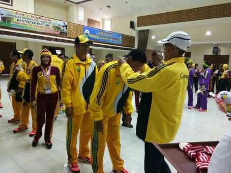 Saat Drs. Muhammad Asyidiq selaku perwakilan dari Disparpora Subang dan koordinator kontingen Subang mengalungkan medali emas kepada para atlet cabor senam Subang pada Selasa (28/11)
