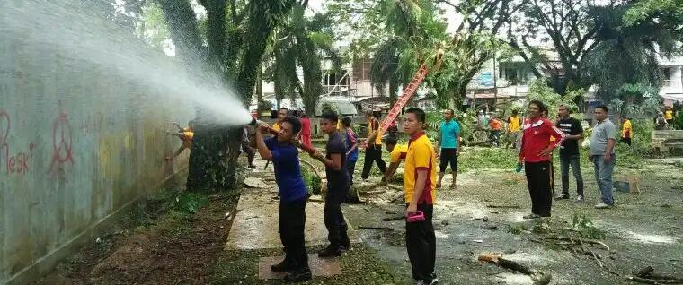 Kapolres Lutra AKBP Boyke FS Samola melakukan gotong royong