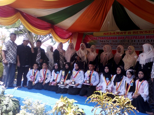 Pada Acara penyerahan Murid Min 30 Kepada Orang Tua Wali, Juga penyerahan Hadiah Kepada Murid Berprestasi