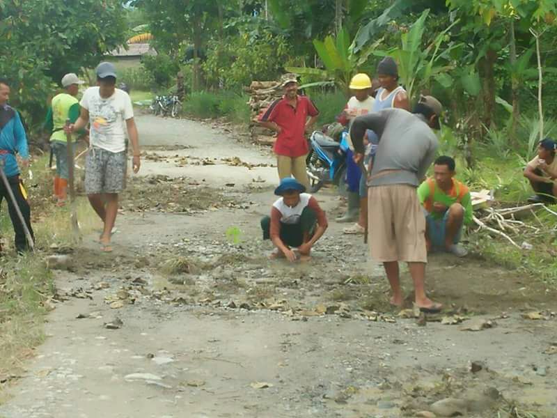 Warga Gotong Royong Bersama