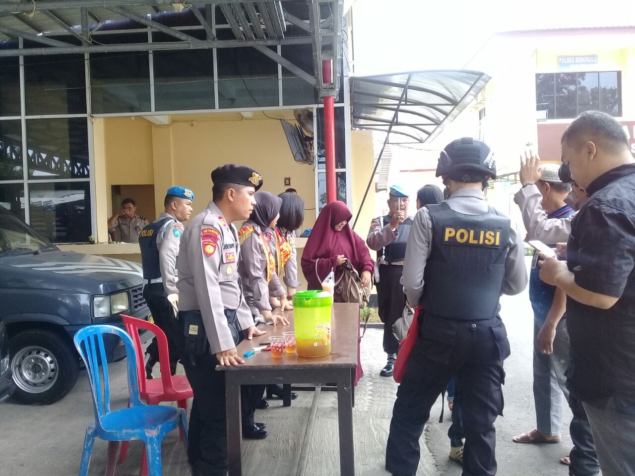 Tampak Satuan Polisi Memeriksa Orang yang datang ke Mapolres