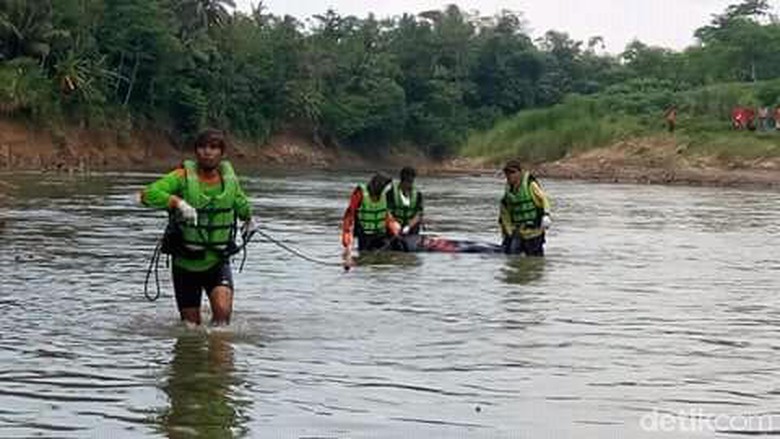 Evakuasi Misgiyanto di sungai