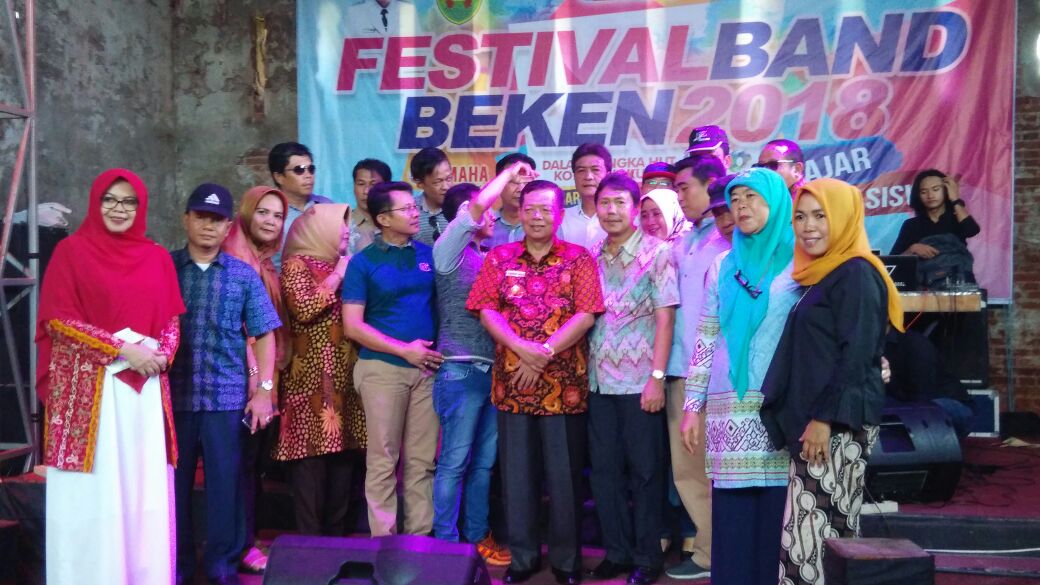 Tampak Pjs Wali Kota Bengkulu beserta Kepala Diskominfo dan persandian berfoto bersama