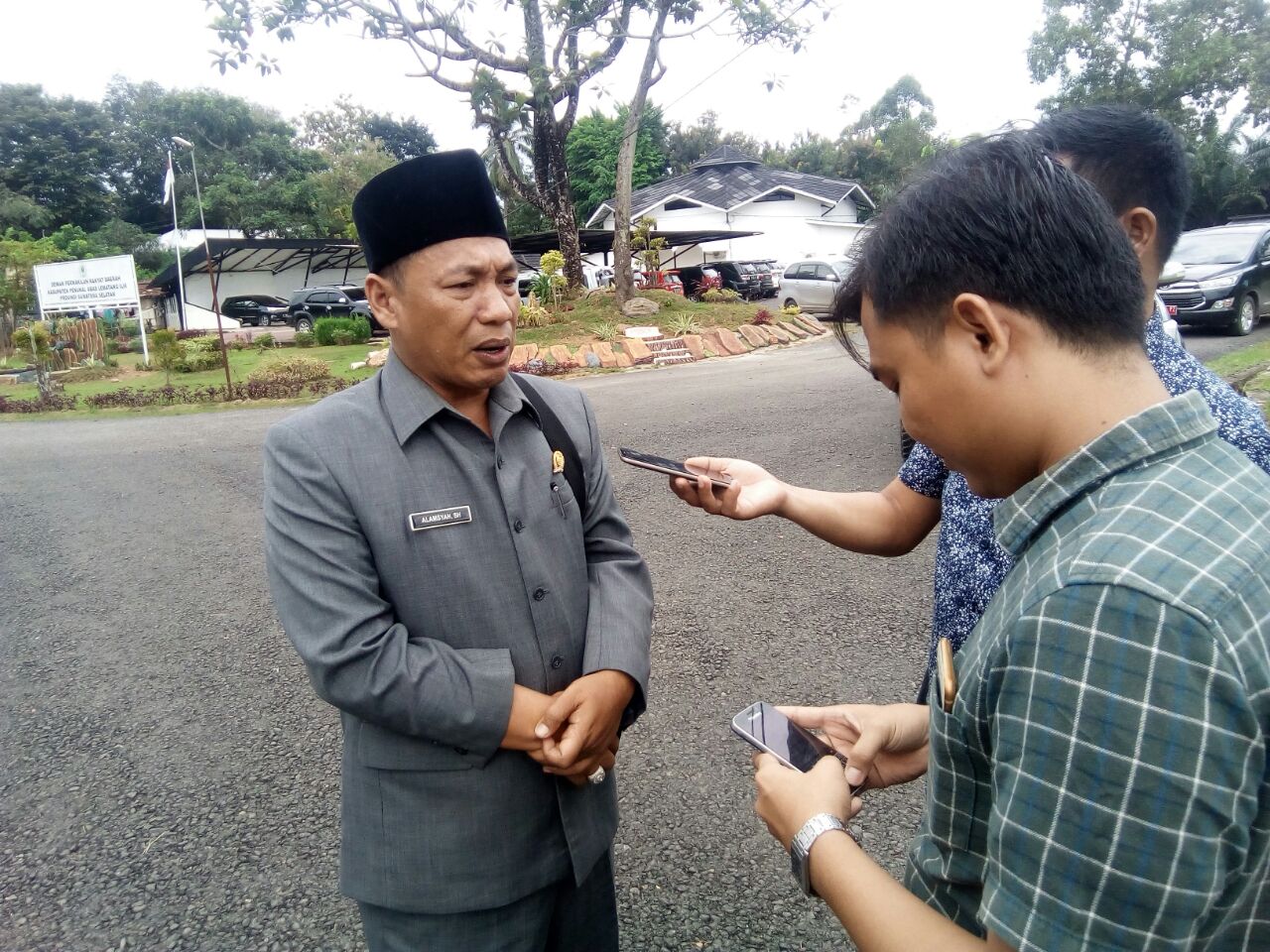 Alamsyah SH, anggota DPRD PALI melakukan Walk Out  ‎rapat paripurna