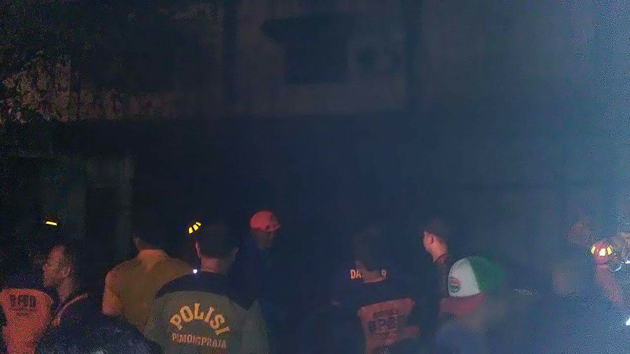 Tampak Masyarakat dan aparat menyaksikan Lokasi kebakaran 