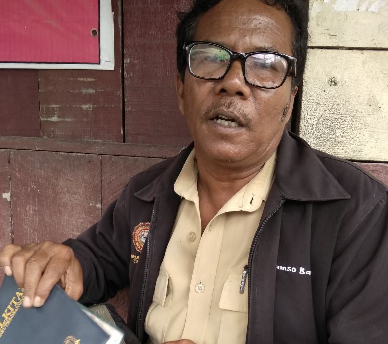 Kepala SMPN Batukarang saat memberikan keterangan terkait siswinya sering kesurupan