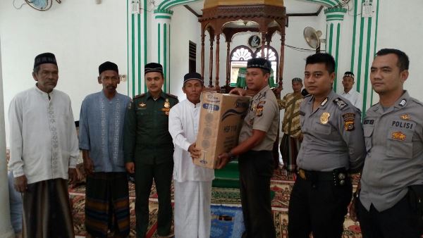 Tanpak Disela-sela Kunjungan Ke Mesjid Babud Huda Kapolres Menyerahkan Bantuan dalam bentuk Kipas Angin dan Ambal/Sejadah