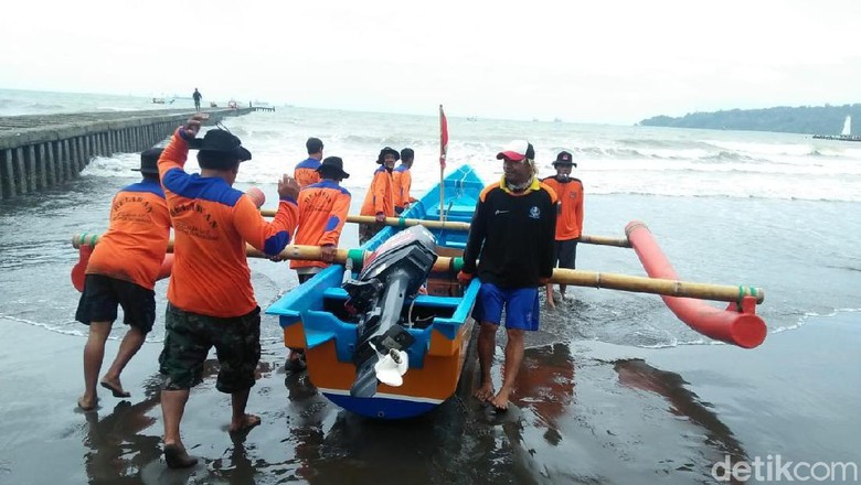 Operasi pencarian wisatawan yang hilang di Pantai Teluk Penyu, Cilacap