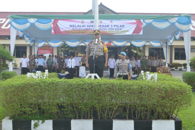 Wakapolres menjadi pimpinan apel pada pelaksanaan apel besar tiga pilar kamtibmas