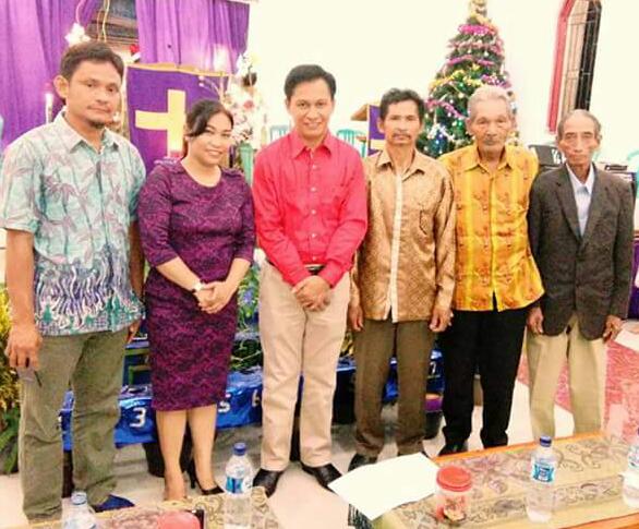 Aris Mursalim, SE berfose bersama masuarakat di dalam Gereja