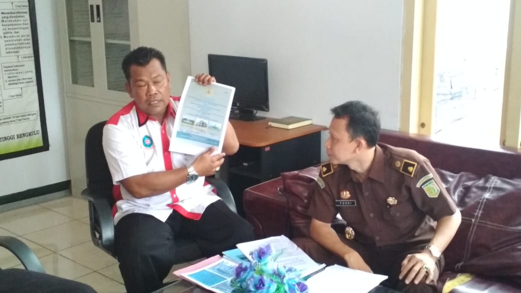 Agus Suparmin selaku Koordinator aksi diterima oleh Kasi Penkum Kejati, Ahmad Fuadi