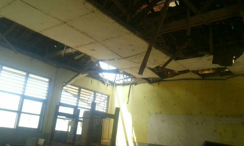 Foto : Sebanyak tiga ruang kelas di Sekolah Dasar Negri (SDN) I Parakan Desa Parakan Kecamatan Tirtamulya kondisinya memprihatinkan.
