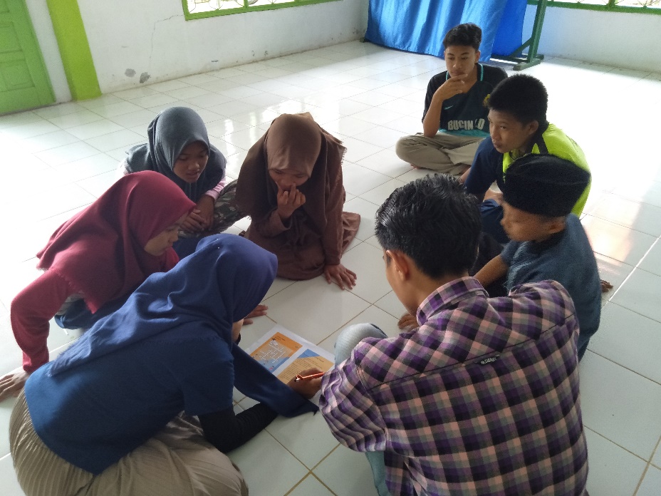 Keseruan anggota PIK-R Kampung KB Sumur Dewa mengisi TTS Ala GenRe
