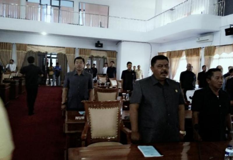 Tampak Anggota DPRD Seluma menyanyikan lagu wajib Indonesia raya