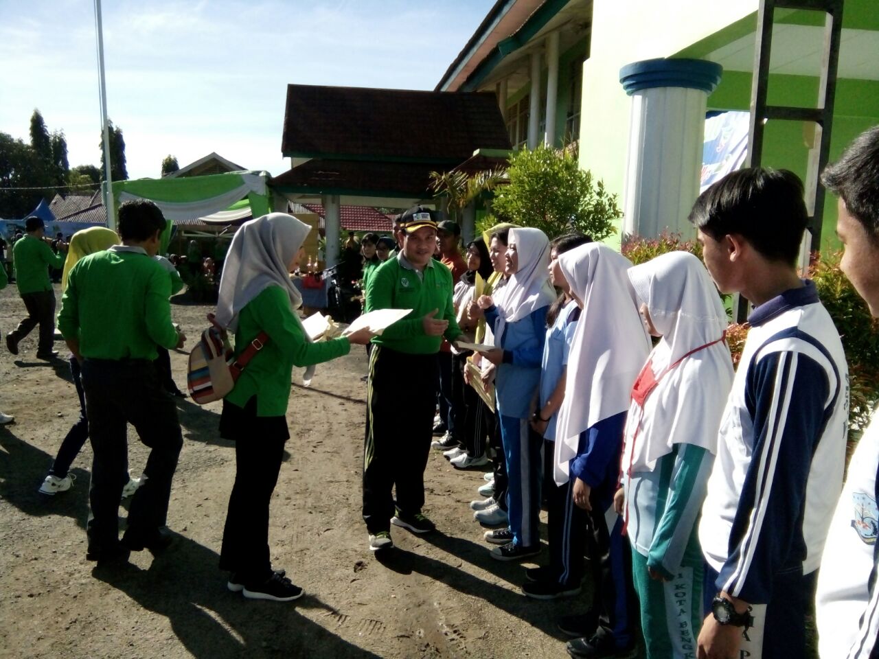 Pembagian hadiah oleh Kadinkes Provinsi Bengkulu ke pesenam terbaik