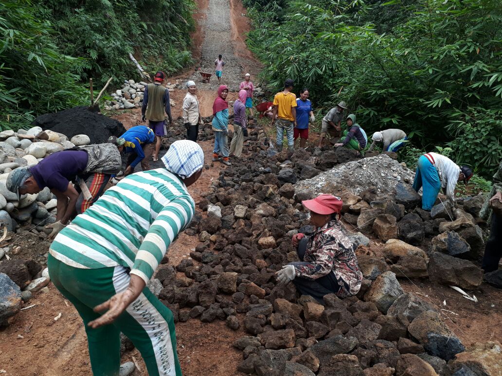 Warga Saat mengkerdilkan Pengerasan Jalan 