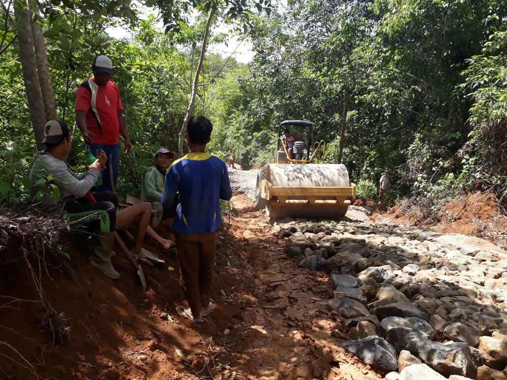 Tampak Alat Berat Memadatkan Jalan 