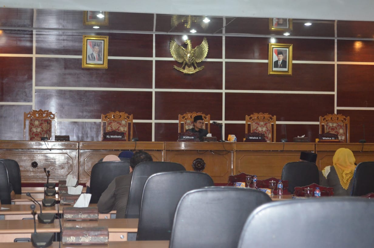 Teuku Zulkarnain Pimpin Paripurna