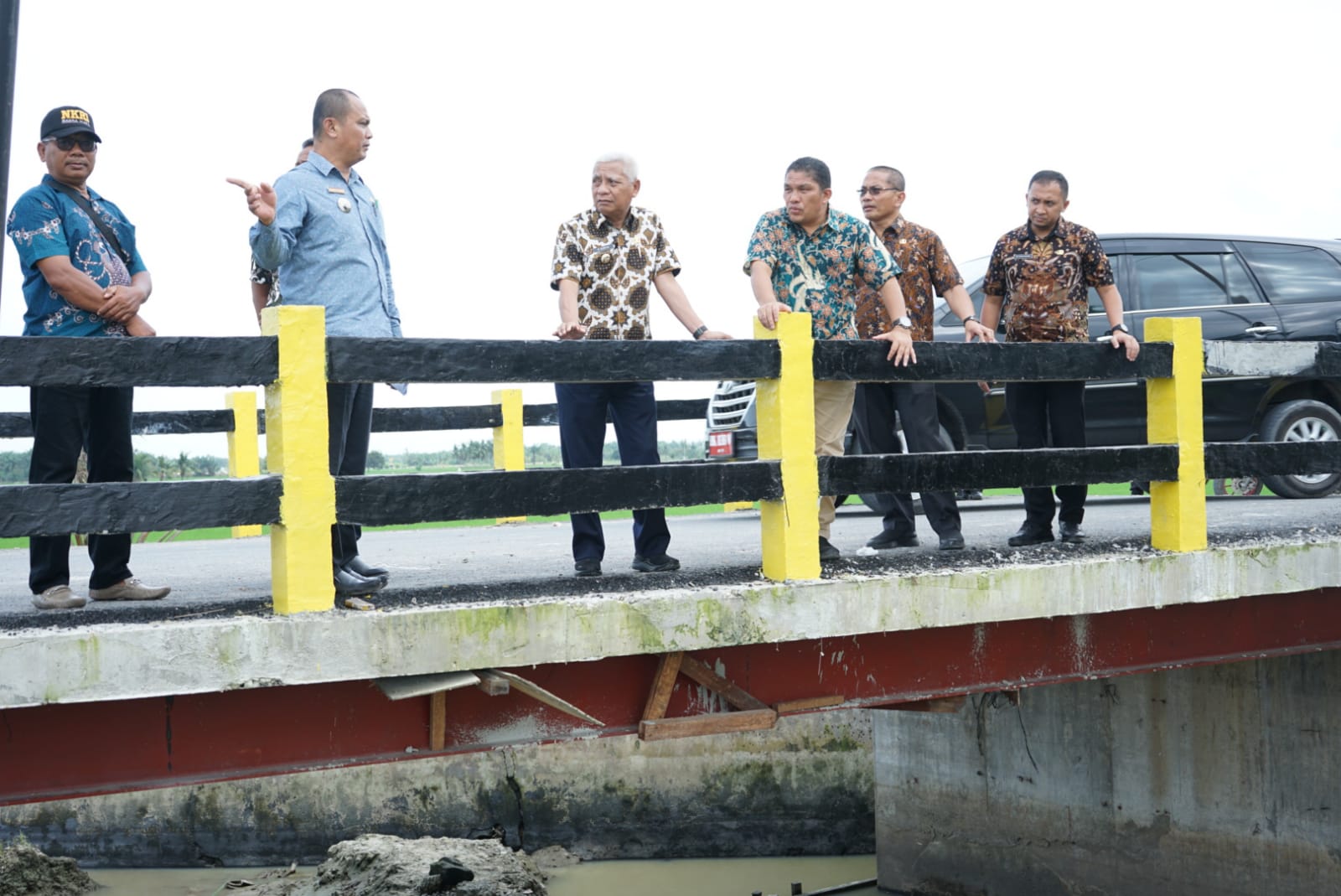 Tinjau Jembatan Bupati Asahan Harap Masyarakat Jaga Jembatan Dengan Baik (Foto/Diskominfo Asahan)
