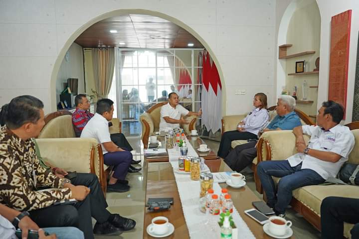 Pengurus SMSI Sumut bersama pengurus SMSI Batubara mengunjungi Rumah Dinas Bupati Zahir, Komplek Kuala Tanjung.(foto/Ist)