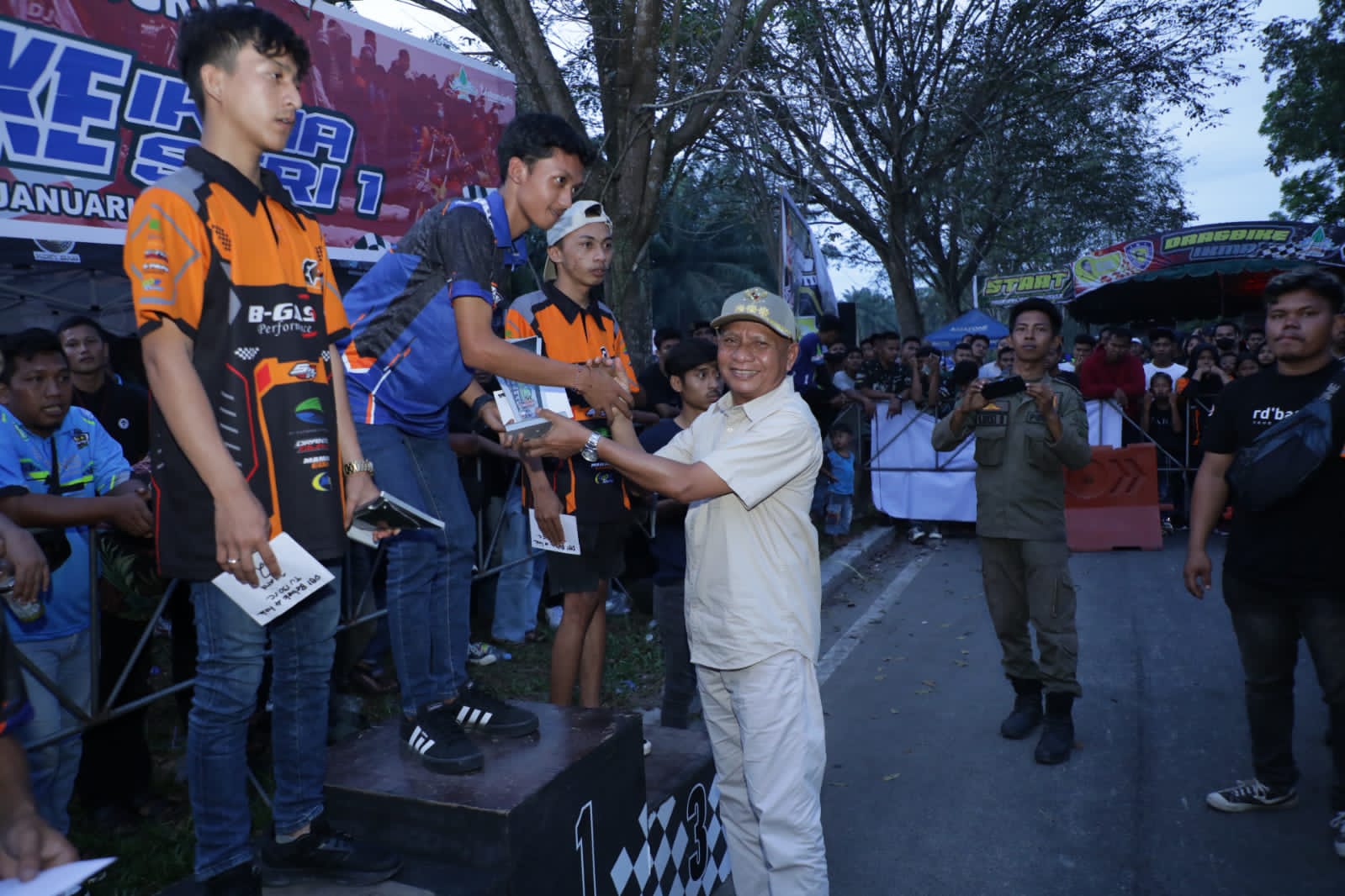 Bupati Asahan Tutup Kejuaraan Drag Bike IKMA (Foto/Diskominfo Asahan)