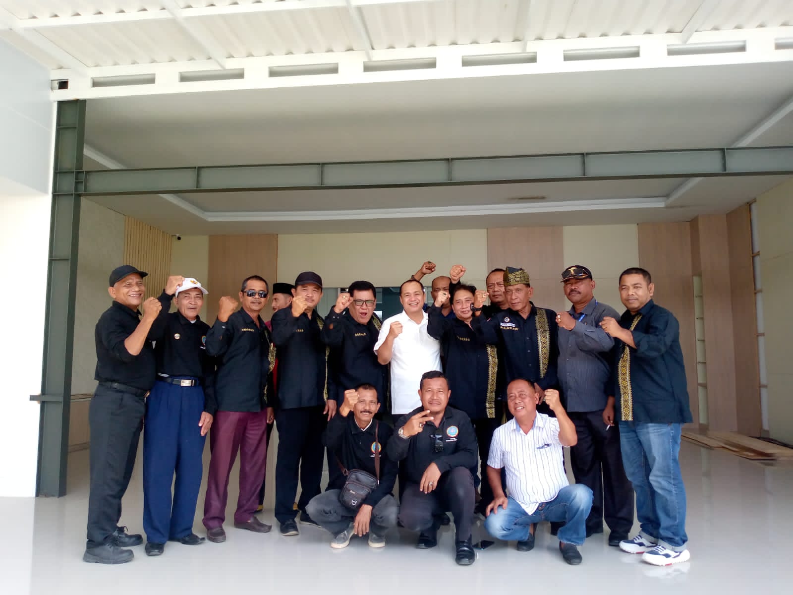 Bupati Batu Bara Zahir saat foto bersama GEMKARA usai membahas perkembangan Batu Bara.(foto/ Istimewa)