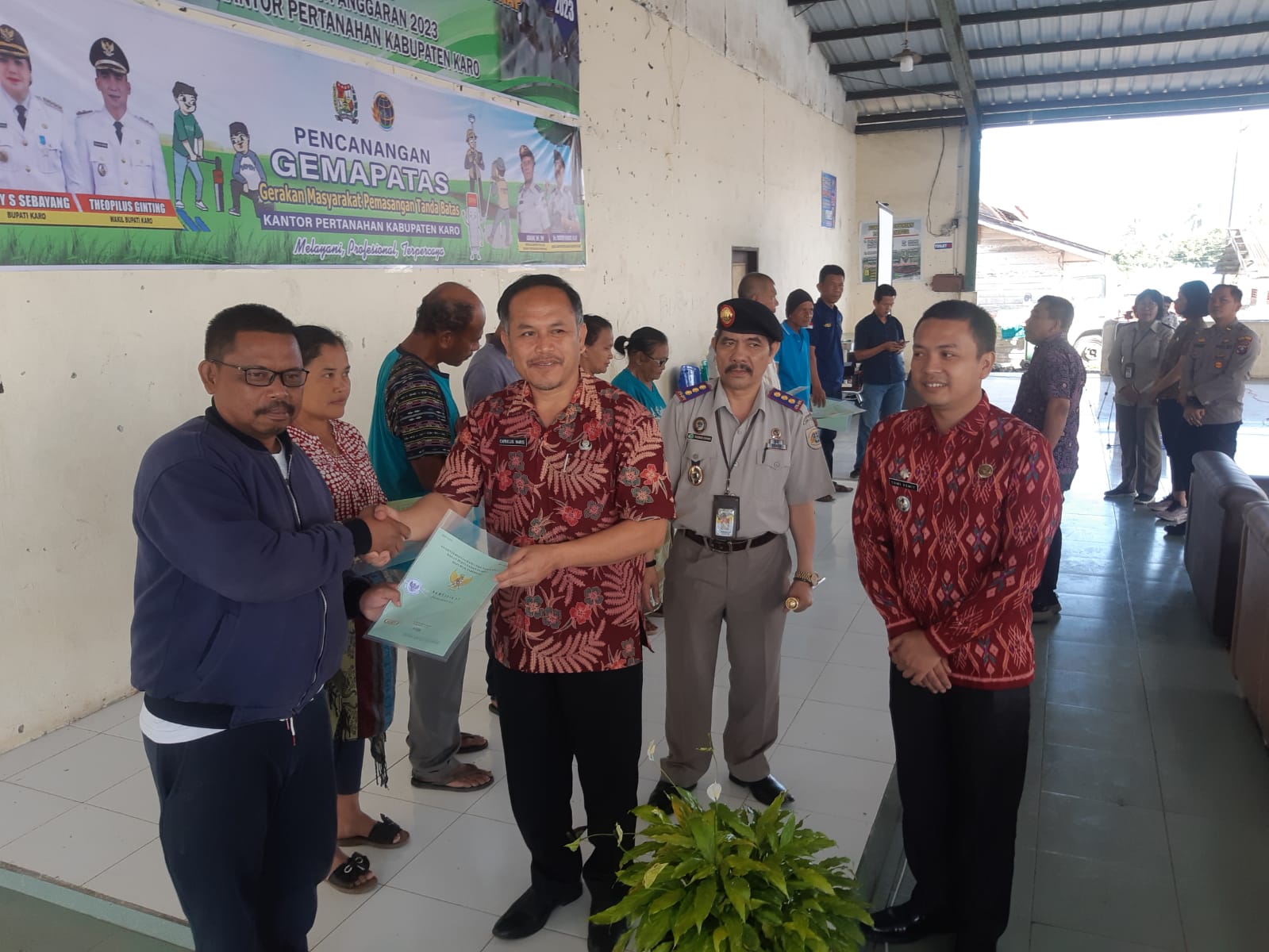 Pemkab Karo Hadiri Pemberian 398 Sertifikat Masyarakat Desa Batu Karang (Foto/Diskominfo Karo)