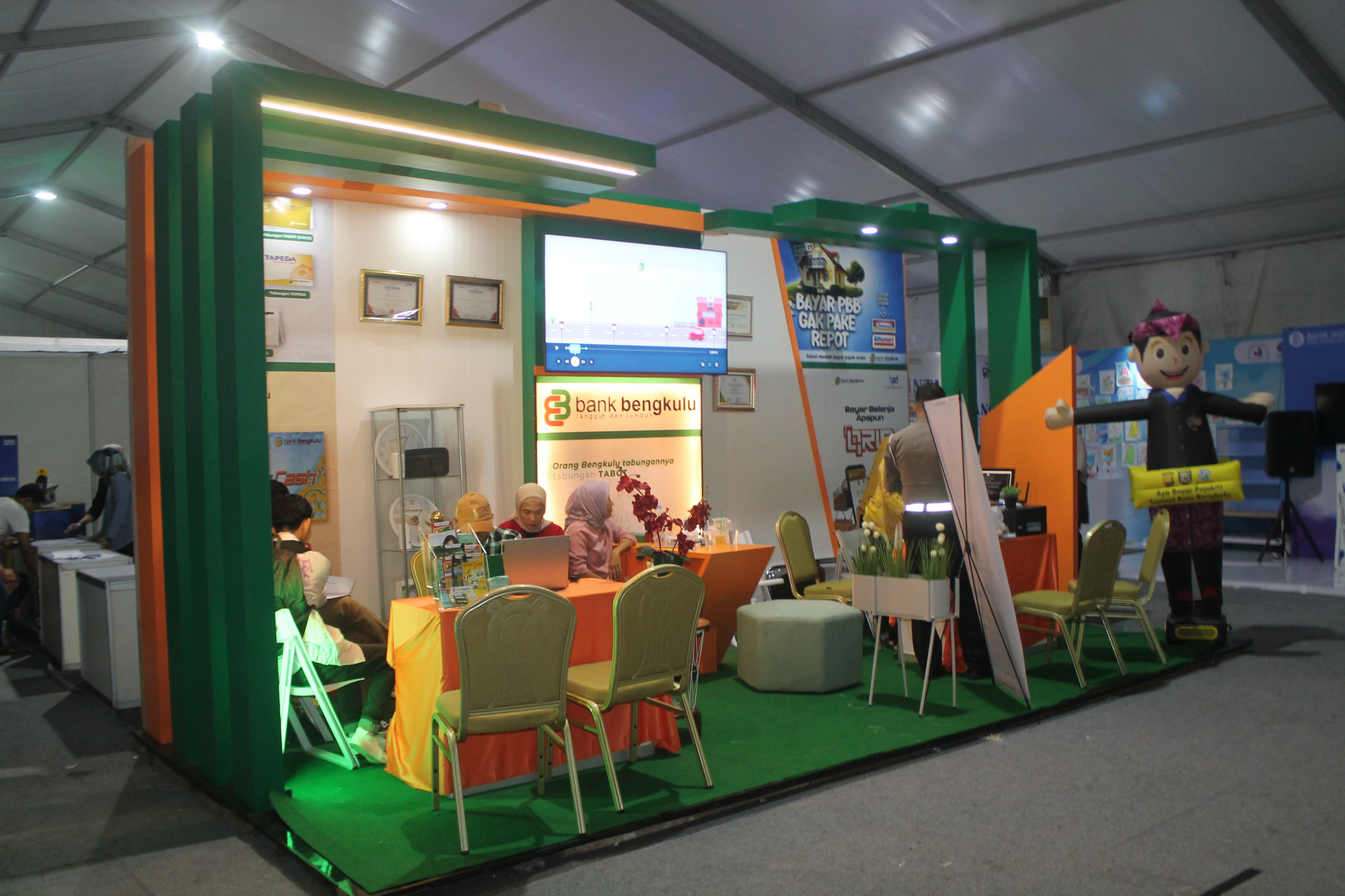 letak stan Bank Bengkulu diantara ramainya pengunjung Festival Tabot