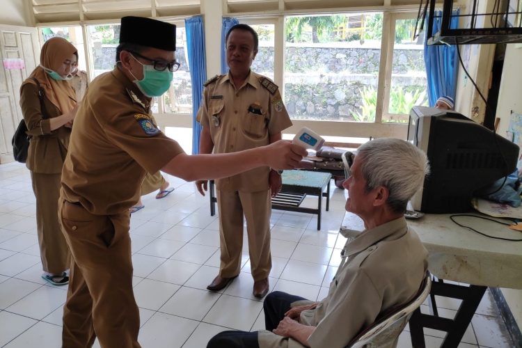Antisipasi Corona Dinsos Cek Suhu Tubuh Penghuni Panti Jompo