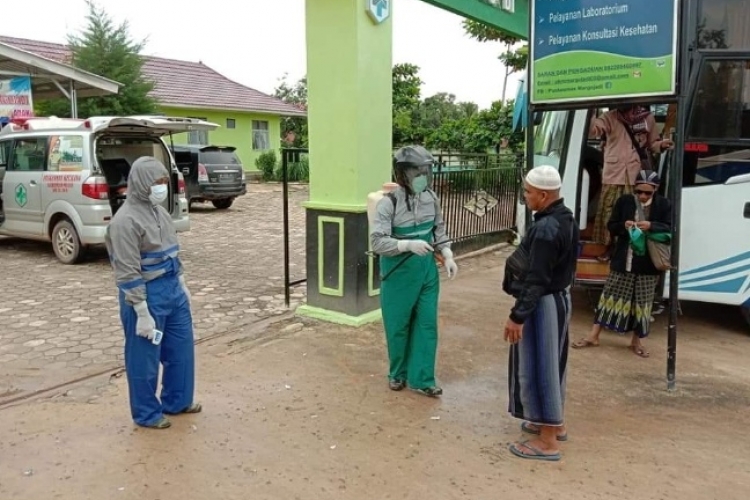 Antisipasi Corona Camat dan Polsek Mesuji Timur Semprot Disinfektan Bus