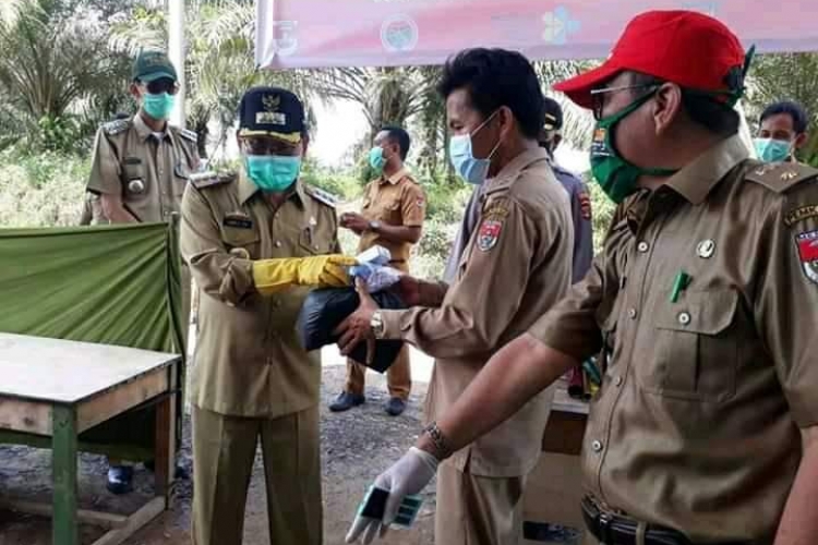Salurkan Bantuan Kepada Relawan Bupati Mesuji Kunjungan Desa Fajar Indah