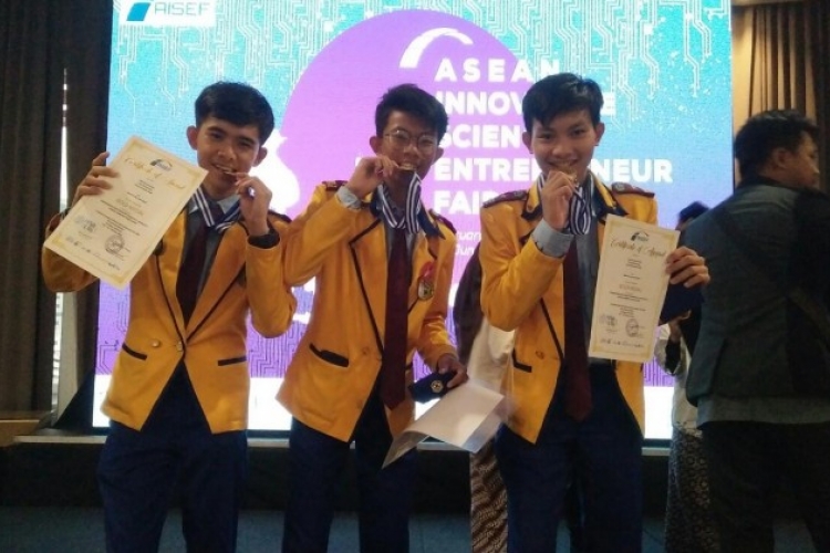 SMAN 10 Pentagon Sabet Medali Emas di IYSA Kepala Dikbud : Saatnya Dunia Pendidikan Bengkulu Bangkit