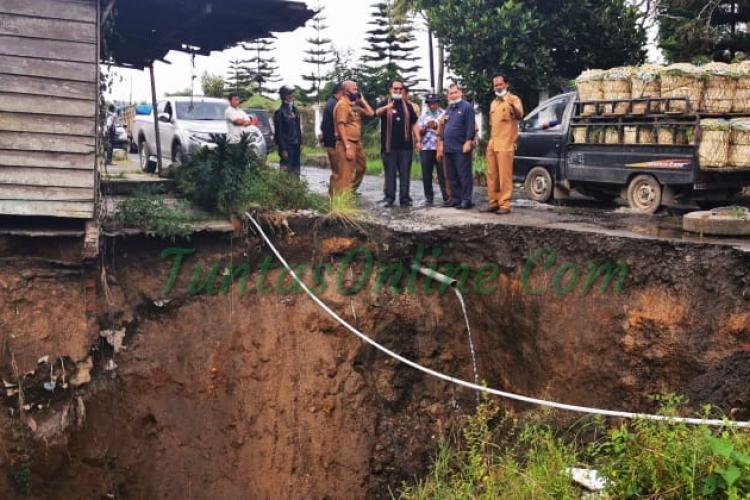 Bupati Karo Tinjau Longsor di Jalan Tongkoh-Barusjahe