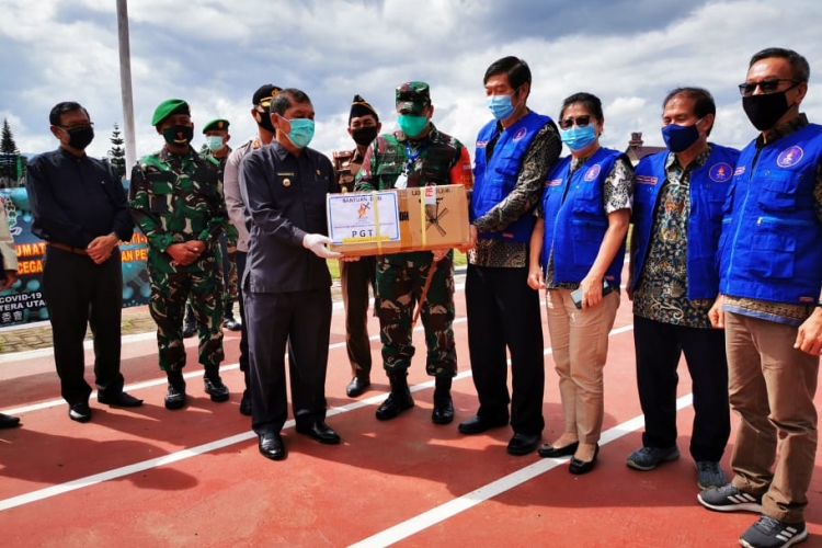 Ketua GTPP Covid-19 Karo Terima Bantuan APD dari PGTI