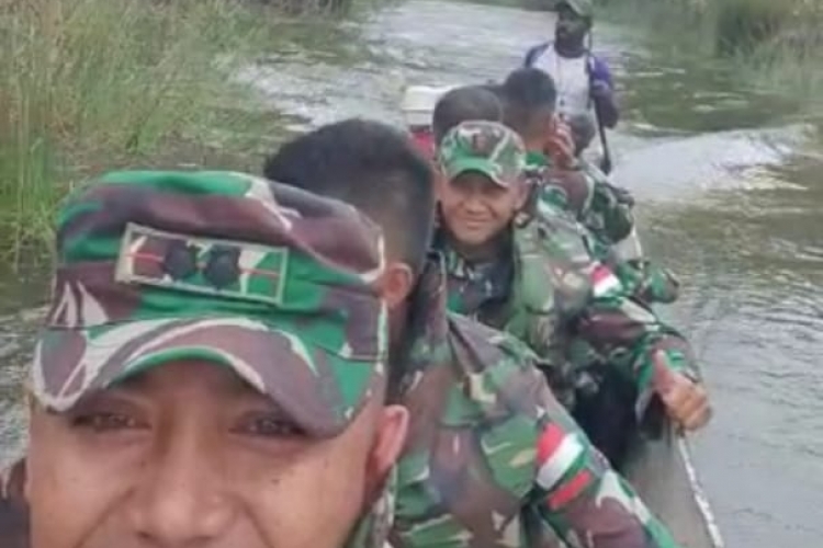 Danyon 125/Smb Letkol Inf Anjuanda Pardosi bersama Anggota saat Melakukan Tugas Dengan Menaiki Sampan/Perahu di Perbatasan Papua Nugini