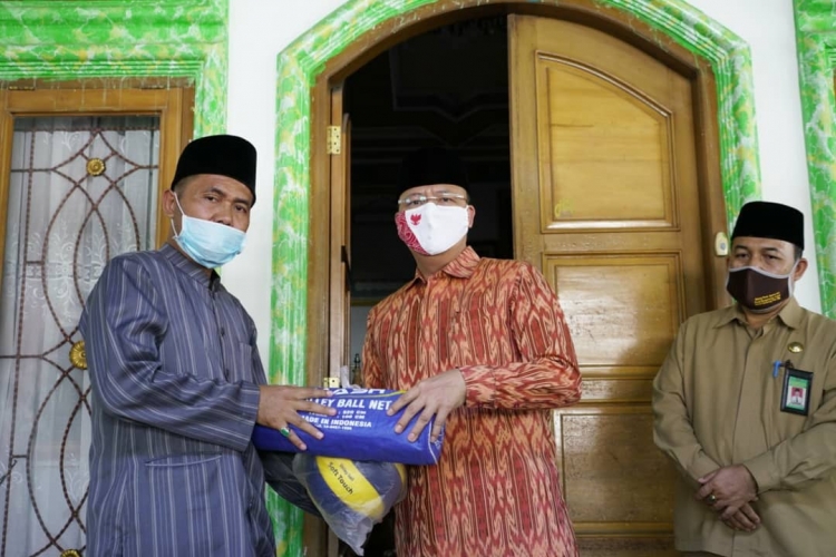 Kunjungi Ponpes Hidayatul Qomariyah Gubernur Rohidin Berbagi Kebahagiaan Kepada Santri