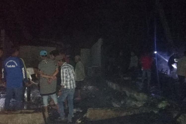 Dua Rumah Kebakaran di Desa Payung Kerugian Ditaksir Hingga 200 Juta